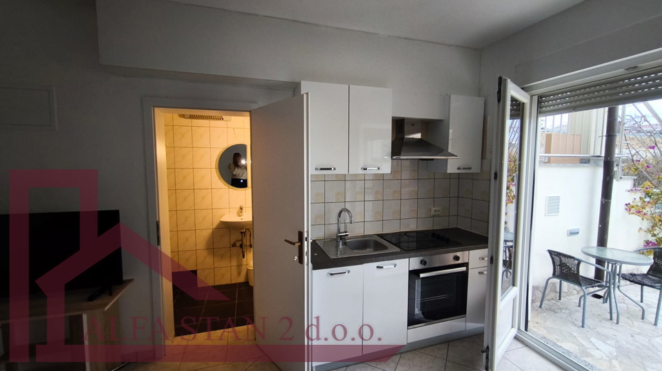 Dugoro&ccaron;an najam garsonjere  Solin&comma; Mravince