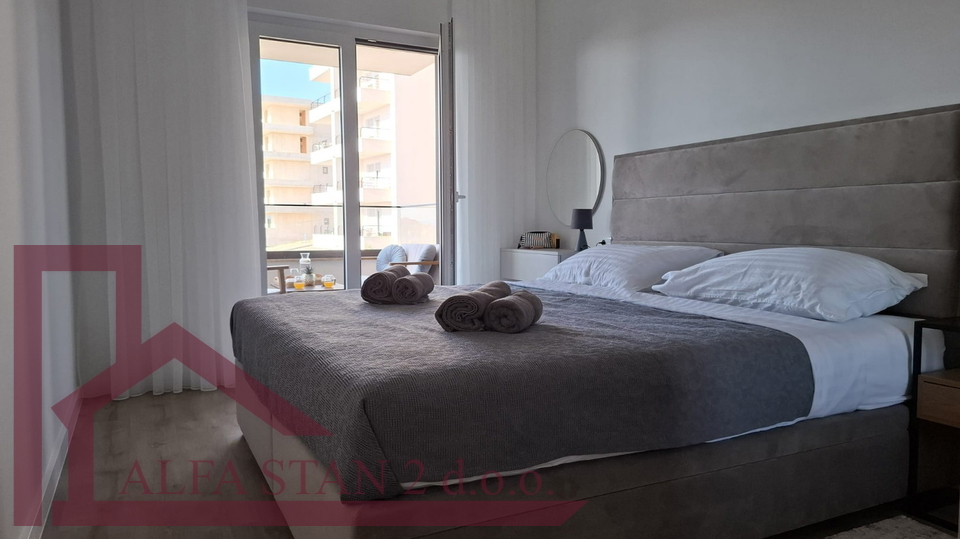 ERSTBEZUG &ndash; SONNIGE ZWEIZIMMERWOHNUNG MIT GROSSER TERRASSE UND GARAGENSTELLPLATZ &ndash; MAKARSKA