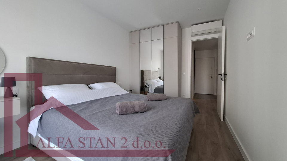ERSTBEZUG &ndash; SONNIGE ZWEIZIMMERWOHNUNG MIT GROSSER TERRASSE UND GARAGENSTELLPLATZ &ndash; MAKARSKA