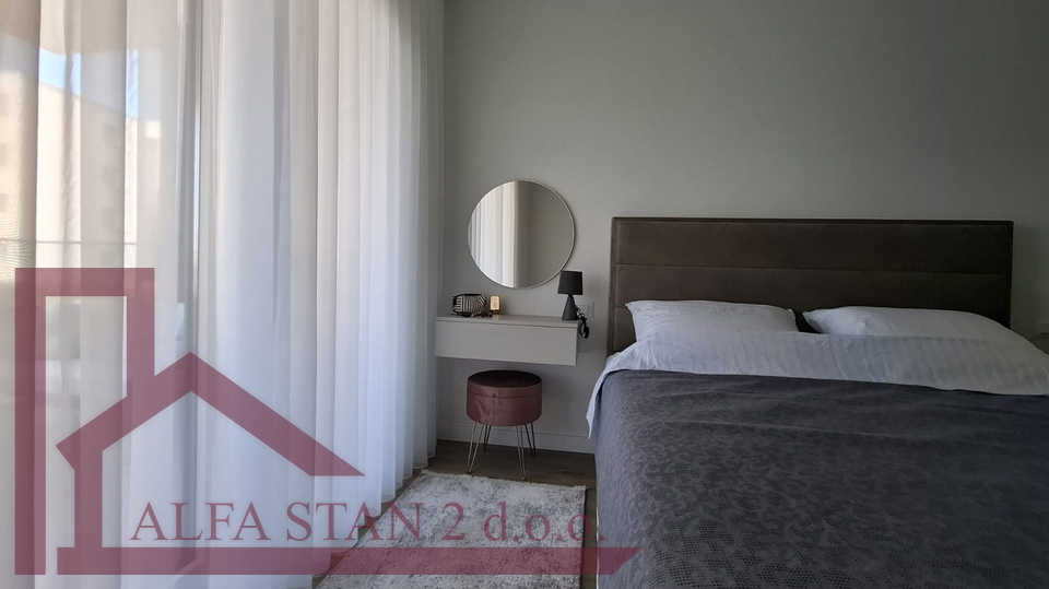 ERSTBEZUG &ndash; SONNIGE ZWEIZIMMERWOHNUNG MIT GROSSER TERRASSE UND GARAGENSTELLPLATZ &ndash; MAKARSKA