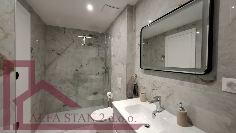 ERSTBEZUG &ndash; SONNIGE ZWEIZIMMERWOHNUNG MIT GROSSER TERRASSE UND GARAGENSTELLPLATZ &ndash; MAKARSKA