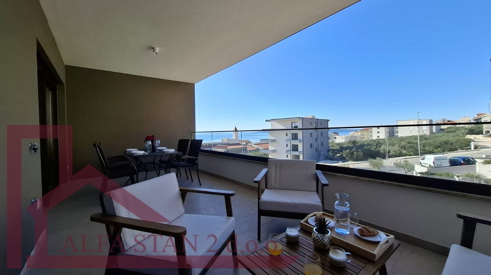 ERSTBEZUG &ndash; SONNIGE ZWEIZIMMERWOHNUNG MIT GROSSER TERRASSE UND GARAGENSTELLPLATZ &ndash; MAKARSKA