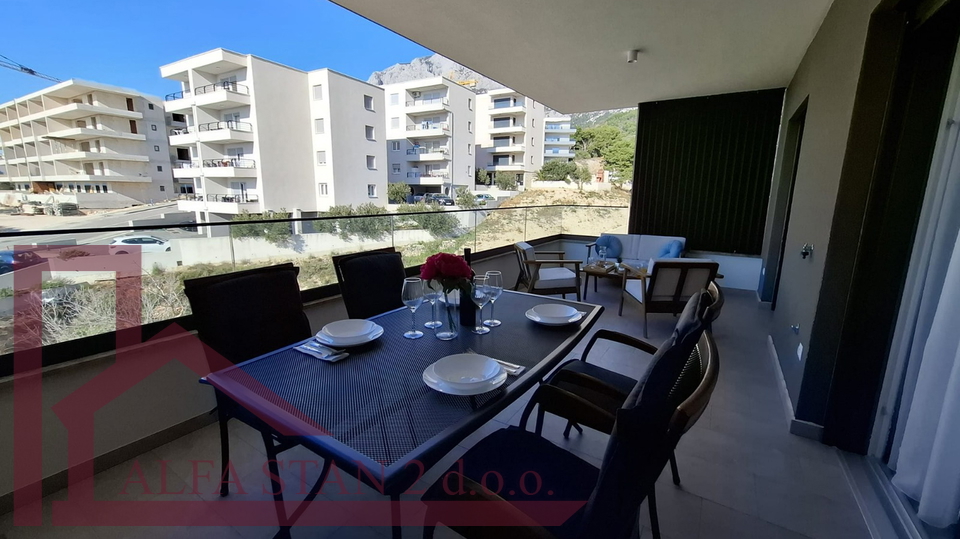 ERSTBEZUG &ndash; SONNIGE ZWEIZIMMERWOHNUNG MIT GROSSER TERRASSE UND GARAGENSTELLPLATZ &ndash; MAKARSKA