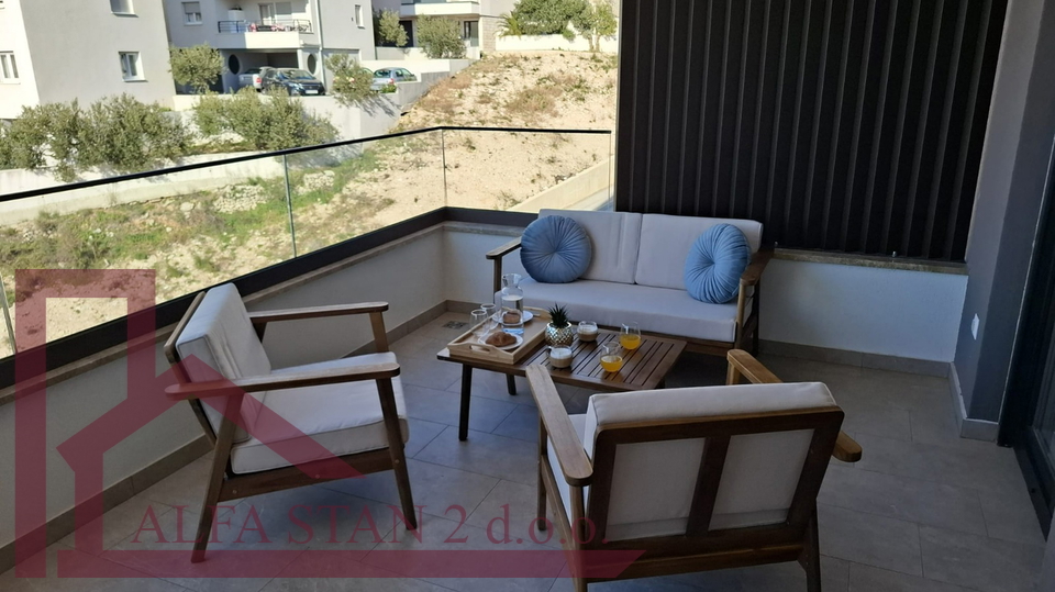 ERSTBEZUG &ndash; SONNIGE ZWEIZIMMERWOHNUNG MIT GROSSER TERRASSE UND GARAGENSTELLPLATZ &ndash; MAKARSKA
