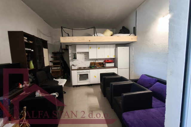 Dugoročan najam garsonjere u Gornjoj Podstrani