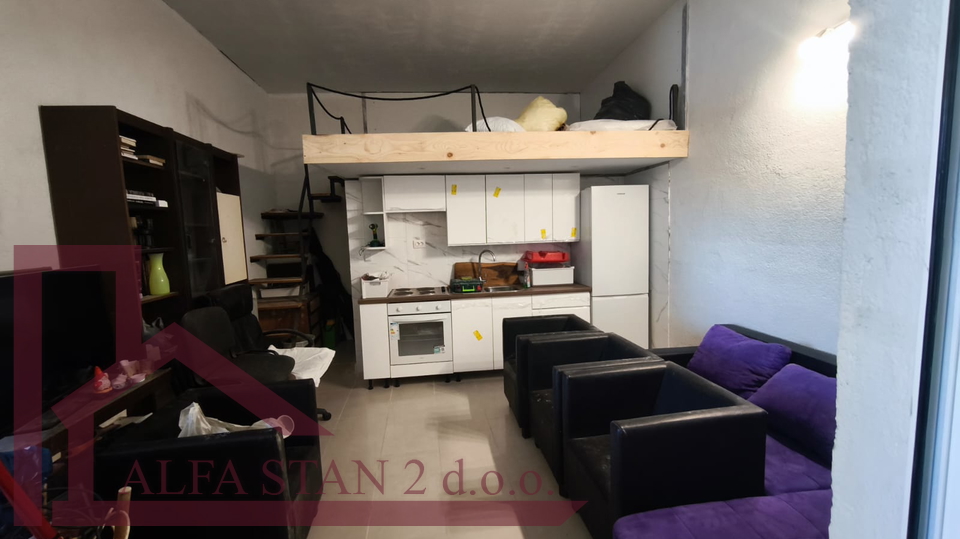 Dugoro&ccaron;an najam garsonjere u Gornjoj Podstrani