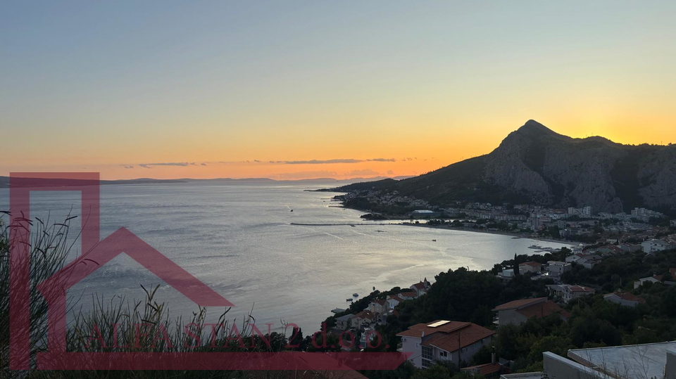 OMI&Scaron; &ndash; GRA&Dstrok;EVINSKO ZEMLJI&Scaron;TE S PRAVOMO&Cacute;NOM GRA&Dstrok;EVINSKOM DOZVOLOM ZA LUKSUZNU VILU S BAZENOM I PANORAMSKIM POGLEDOM NA MORE