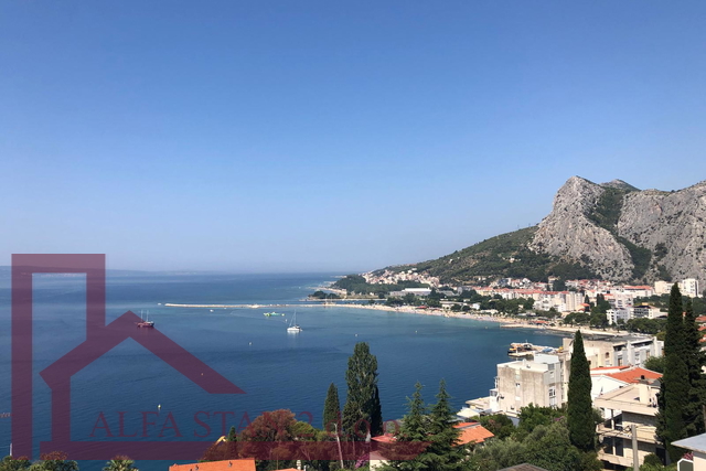 OMIŠ – GRAĐEVINSKO ZEMLJIŠTE S PRAVOMOĆNOM GRAĐEVINSKOM DOZVOLOM ZA LUKSUZNU VILU S BAZENOM I PANORAMSKIM POGLEDOM NA MORE