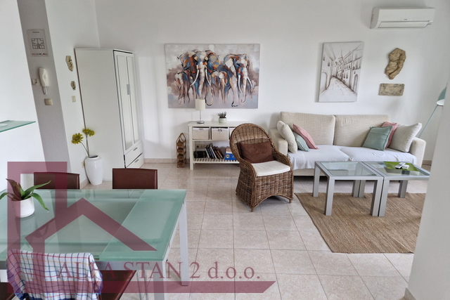 ČIOVO – ARBANIJA, NAMJEŠTEN STAN S POGLEDOM NA MORE I DVA BAZENA, 300 m OD MORA!