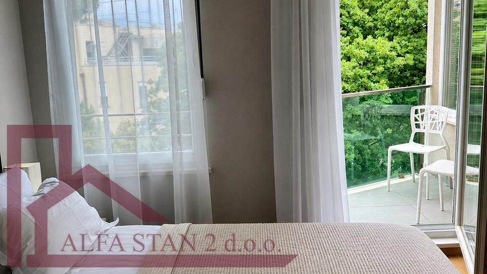 Podstrana&comma; Luksuzan dvosoban stan DUGORO&Ccaron;NI NAJAM&comma; 50 metara od mora