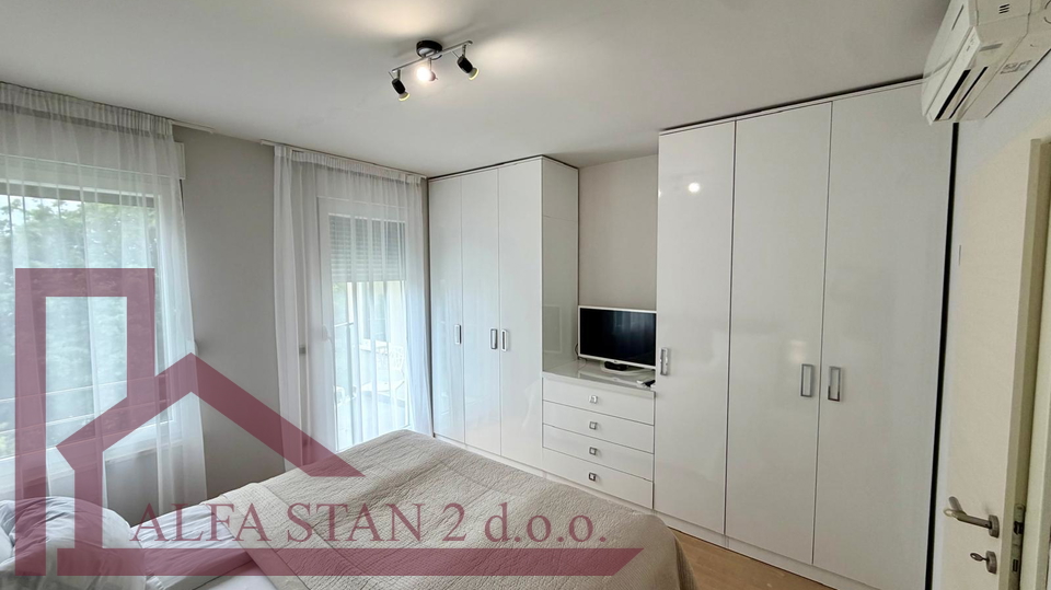Podstrana&comma; Luksuzan dvosoban stan DUGORO&Ccaron;NI NAJAM&comma; 50 metara od mora