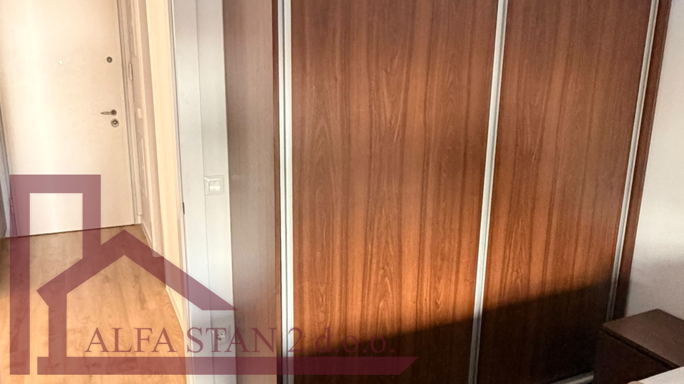 Stan 1S&plus;DB za dugoro&ccaron;ni najam&comma; Makarska&comma; 51 m&sup2;&comma; terasa 20 m&sup2;&comma; parking&comma; 700 &euro;