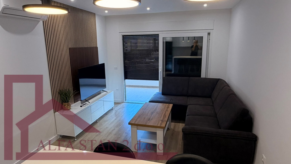Stan 1S&plus;DB za dugoro&ccaron;ni najam&comma; Makarska&comma; 51 m&sup2;&comma; terasa 20 m&sup2;&comma; parking&comma; 700 &euro;