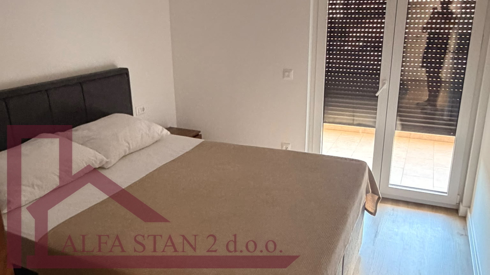Stan 1S&plus;DB za dugoro&ccaron;ni najam&comma; Makarska&comma; 51 m&sup2;&comma; terasa 20 m&sup2;&comma; parking&comma; 700 &euro;