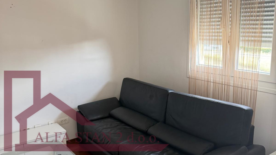 DUGORO&Ccaron;NI NAJAM &ndash; DVOSOBAN STAN S POGLEDOM NA MORE I DVA GARA&Zcaron;NA MJESTA &vert; SPLIT
