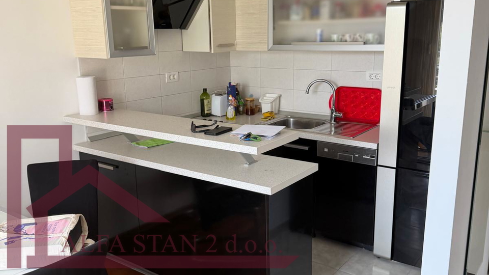 DUGORO&Ccaron;NI NAJAM &ndash; DVOSOBAN STAN S POGLEDOM NA MORE I DVA GARA&Zcaron;NA MJESTA &vert; SPLIT