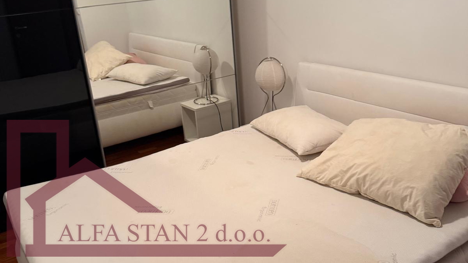 DUGORO&Ccaron;NI NAJAM &ndash; DVOSOBAN STAN S POGLEDOM NA MORE I DVA GARA&Zcaron;NA MJESTA &vert; SPLIT