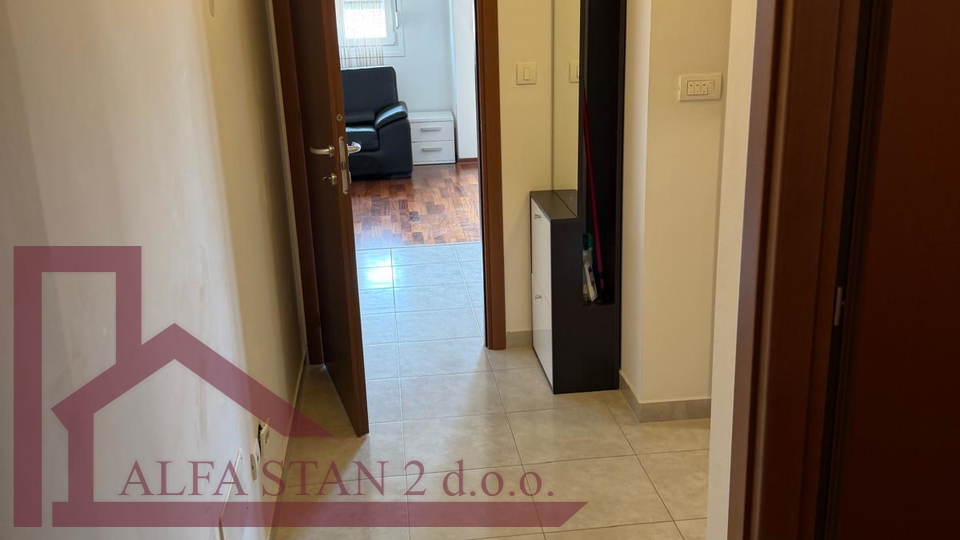 DUGORO&Ccaron;NI NAJAM &ndash; DVOSOBAN STAN S POGLEDOM NA MORE I DVA GARA&Zcaron;NA MJESTA &vert; SPLIT
