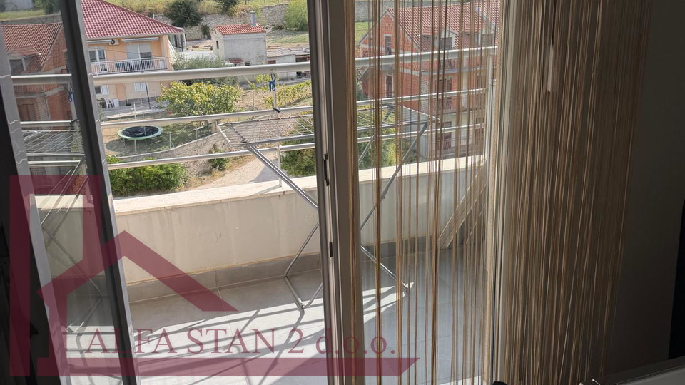 DUGORO&Ccaron;NI NAJAM &ndash; DVOSOBAN STAN S POGLEDOM NA MORE I DVA GARA&Zcaron;NA MJESTA &vert; SPLIT
