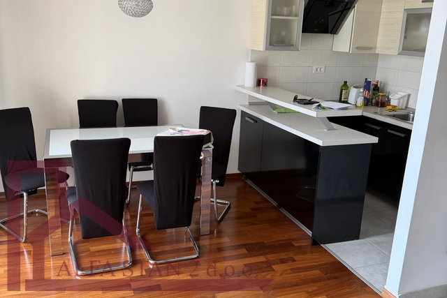DUGOROČNI NAJAM – DVOSOBAN STAN S POGLEDOM NA MORE I DVA GARAŽNA MJESTA | SPLIT