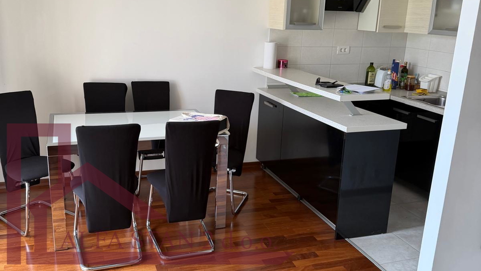 DUGORO&Ccaron;NI NAJAM &ndash; DVOSOBAN STAN S POGLEDOM NA MORE I DVA GARA&Zcaron;NA MJESTA &vert; SPLIT