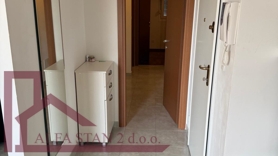 DUGORO&Ccaron;NI NAJAM &ndash; DVOSOBAN STAN S POGLEDOM NA MORE I DVA GARA&Zcaron;NA MJESTA &vert; SPLIT