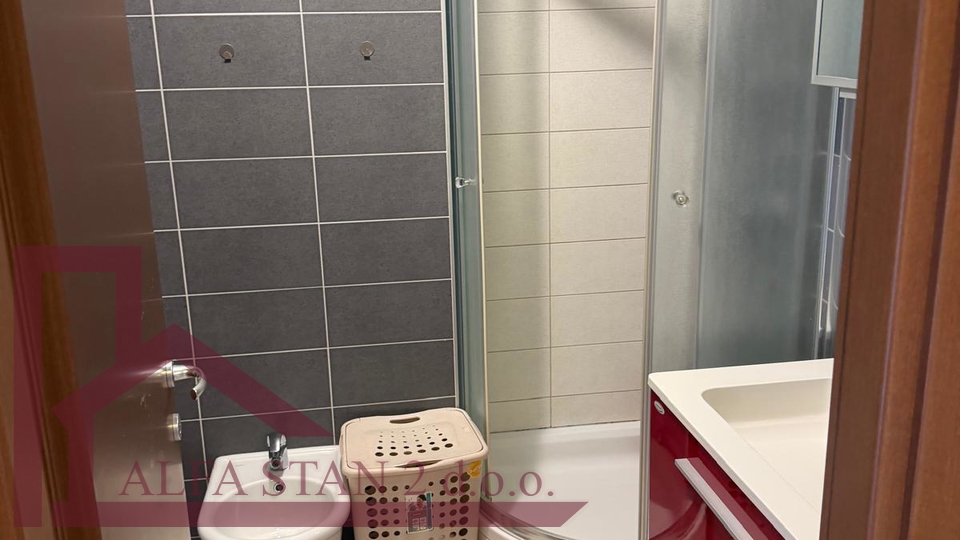 DUGORO&Ccaron;NI NAJAM &ndash; DVOSOBAN STAN S POGLEDOM NA MORE I DVA GARA&Zcaron;NA MJESTA &vert; SPLIT
