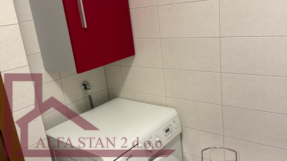 DUGORO&Ccaron;NI NAJAM &ndash; DVOSOBAN STAN S POGLEDOM NA MORE I DVA GARA&Zcaron;NA MJESTA &vert; SPLIT