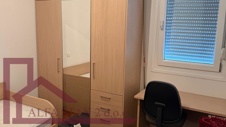 DUGORO&Ccaron;NI NAJAM &ndash; DVOSOBAN STAN S POGLEDOM NA MORE I DVA GARA&Zcaron;NA MJESTA &vert; SPLIT
