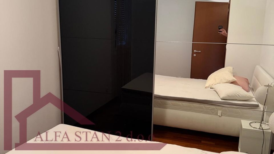 DUGORO&Ccaron;NI NAJAM &ndash; DVOSOBAN STAN S POGLEDOM NA MORE I DVA GARA&Zcaron;NA MJESTA &vert; SPLIT