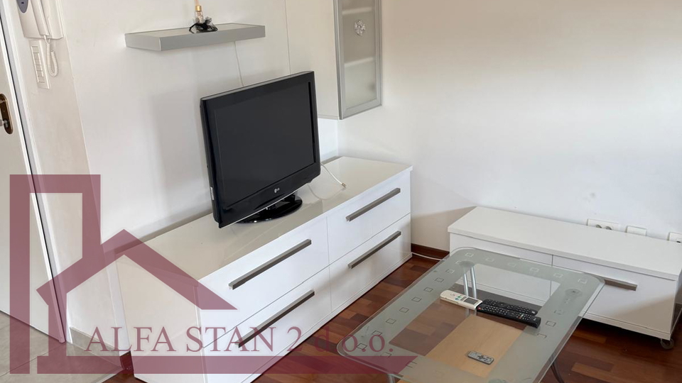 DUGORO&Ccaron;NI NAJAM &ndash; DVOSOBAN STAN S POGLEDOM NA MORE I DVA GARA&Zcaron;NA MJESTA &vert; SPLIT
