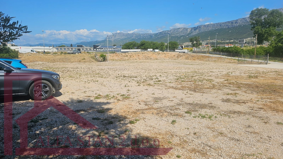 Land in a commercial zone for rent