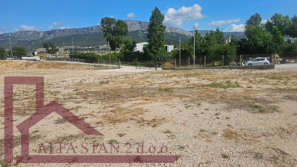 Land in a commercial zone for rent