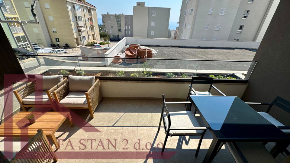 MAKARSKA&comma; PRVO USELJENJE&comma; dvosoban stan za dugoro&ccaron;ni najam 900&euro;