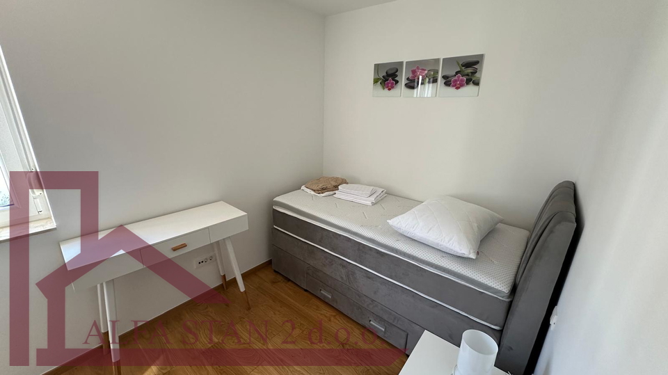 AFFITTO A LUNGO TERMINE - PODSTRANA, STROŽANAC!!! Appartamento di lusso con due camere da letto e piscina