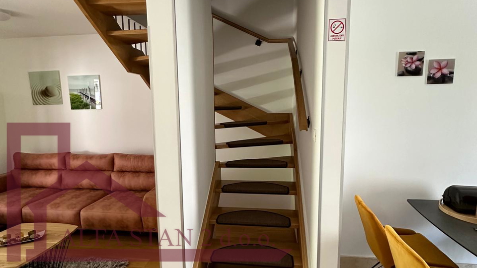AFFITTO A LUNGO TERMINE - PODSTRANA, STROŽANAC!!! Appartamento di lusso con due camere da letto e piscina