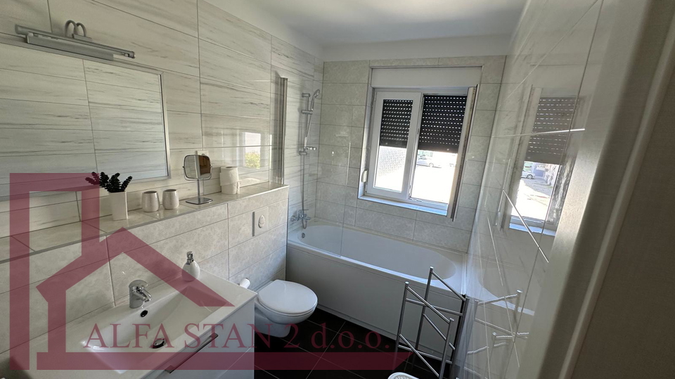 AFFITTO A LUNGO TERMINE - PODSTRANA, STROŽANAC!!! Appartamento di lusso con due camere da letto e piscina