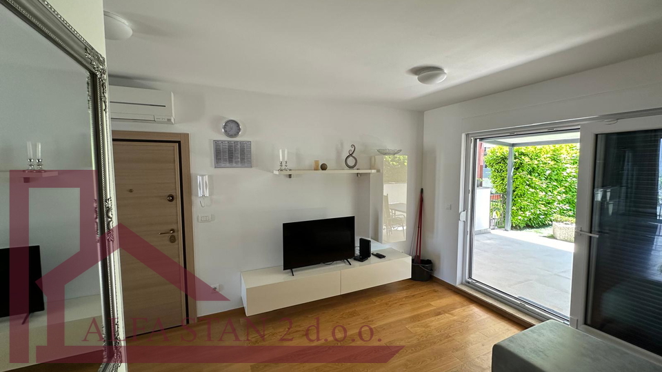 AFFITTO A LUNGO TERMINE - PODSTRANA, STROŽANAC!!! Appartamento di lusso con due camere da letto e piscina
