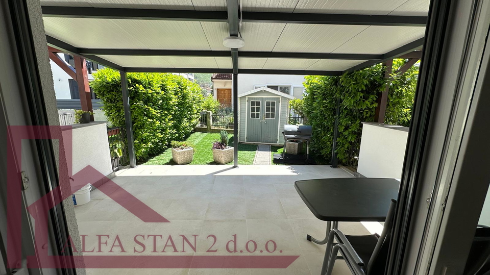 AFFITTO A LUNGO TERMINE - PODSTRANA, STROŽANAC!!! Appartamento di lusso con due camere da letto e piscina