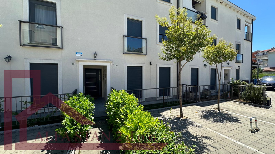 AFFITTO A LUNGO TERMINE - PODSTRANA, STROŽANAC!!! Appartamento di lusso con due camere da letto e piscina
