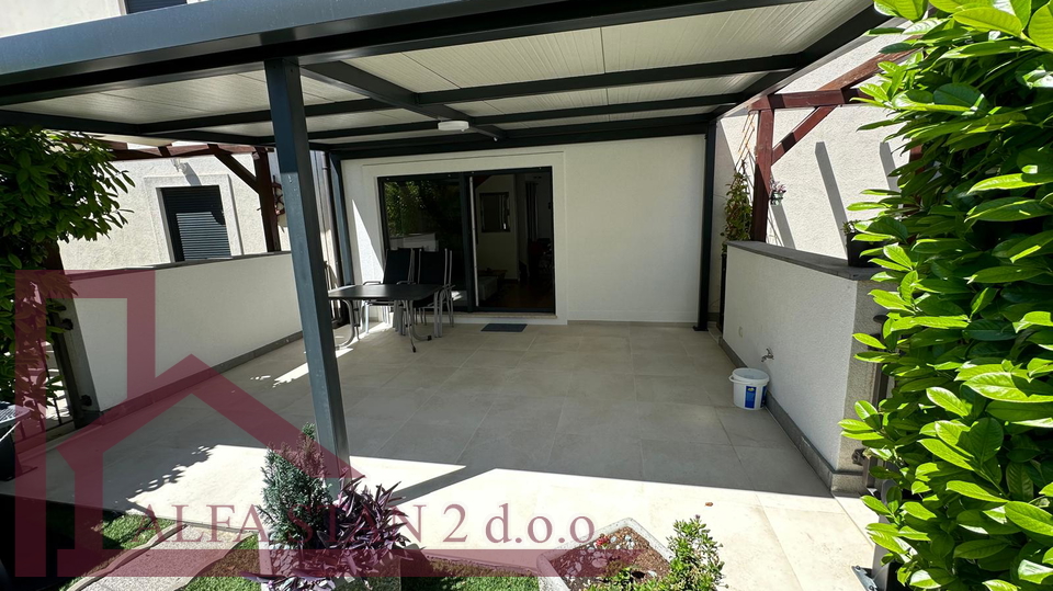 AFFITTO A LUNGO TERMINE - PODSTRANA, STROŽANAC!!! Appartamento di lusso con due camere da letto e piscina