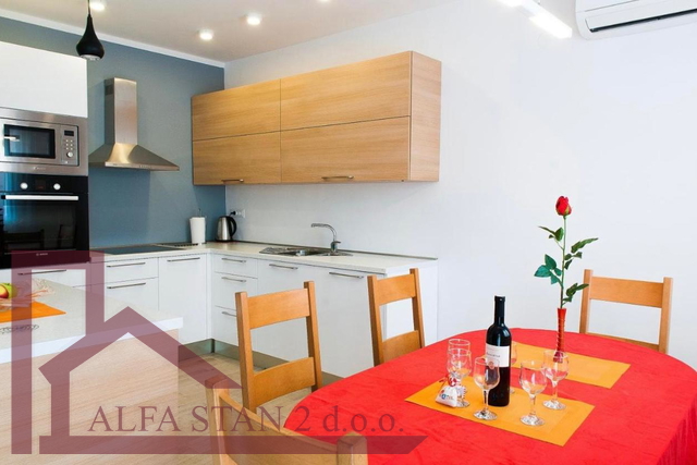Appartamento, 140 m2, Affitto, Stobreč