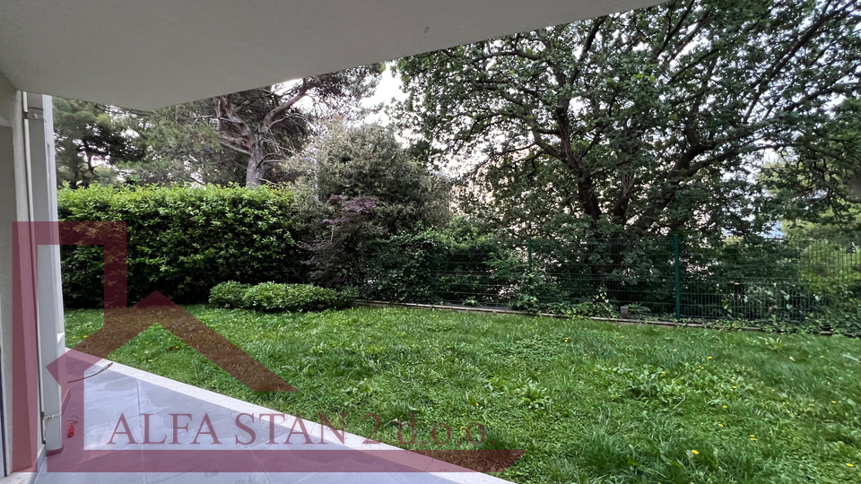 Podstrana, Appartamento di lusso con due camere e giardino, a 50 metri dal mare