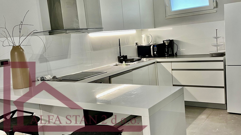 Podstrana, Appartamento di lusso con due camere e giardino, a 50 metri dal mare