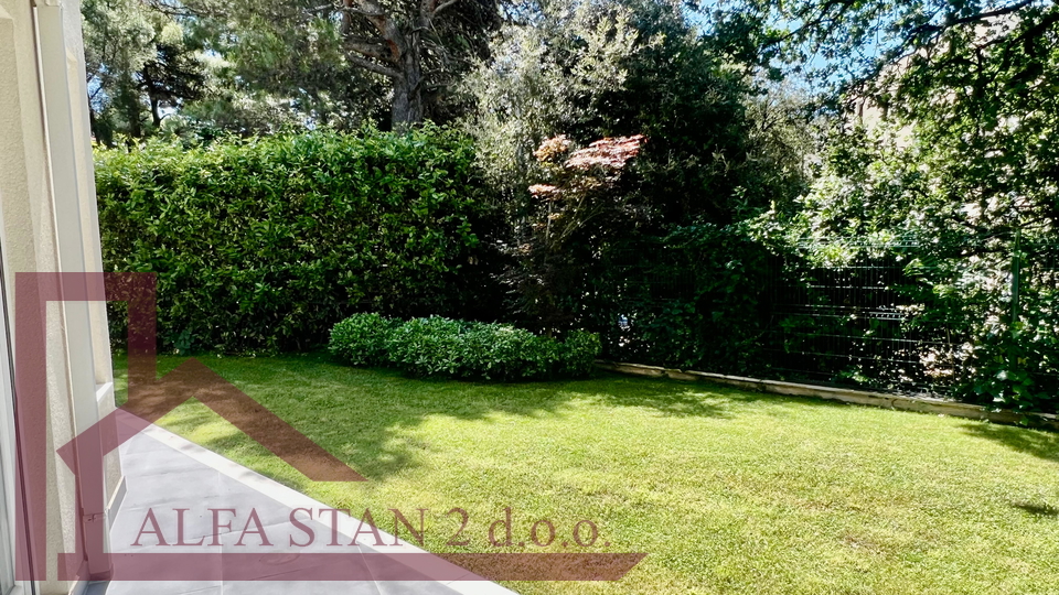 Podstrana, Appartamento di lusso con due camere e giardino, a 50 metri dal mare
