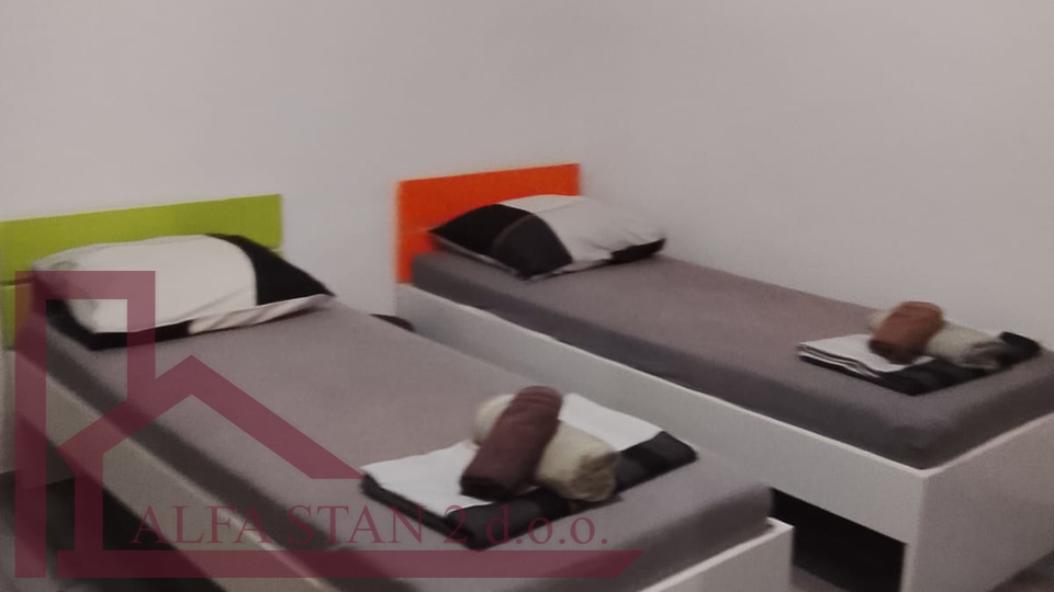 Trogir, trosoban stan sa bazenom za najam do ljeta