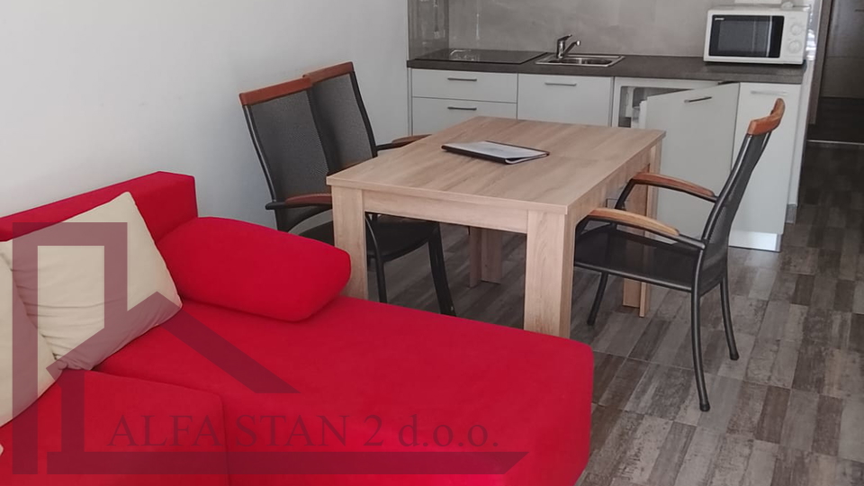 Trogir, trosoban stan sa bazenom za najam do ljeta