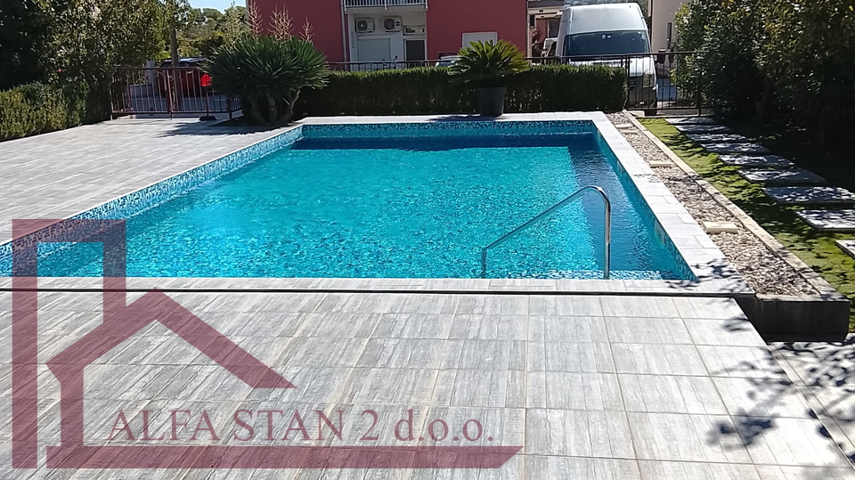 Trogir, trosoban stan sa bazenom za najam do ljeta