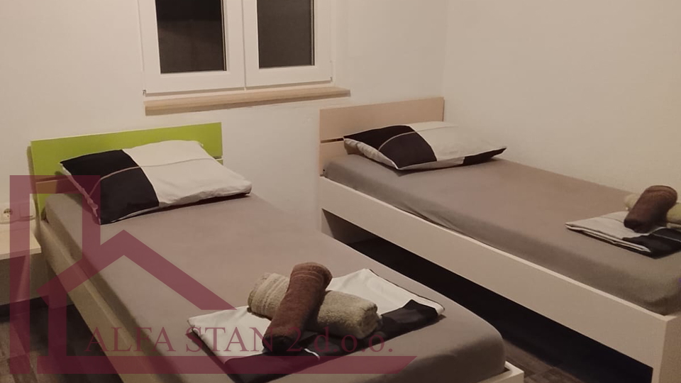 Trogir, trosoban stan sa bazenom za najam do ljeta