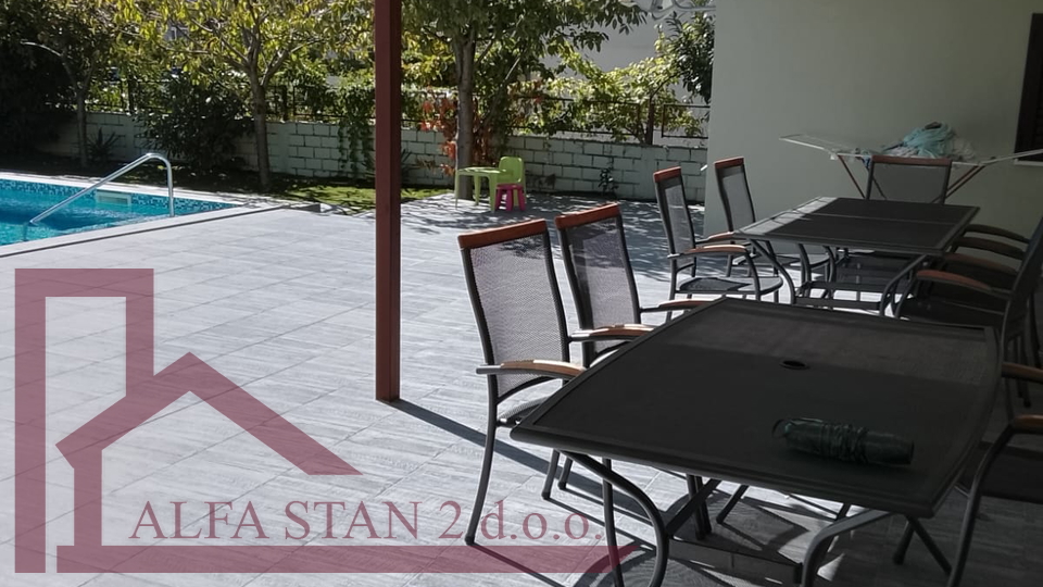 Trogir, trosoban stan sa bazenom za najam do ljeta